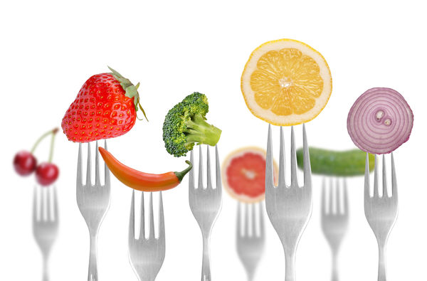 fourchettes avec des fruits et légumes