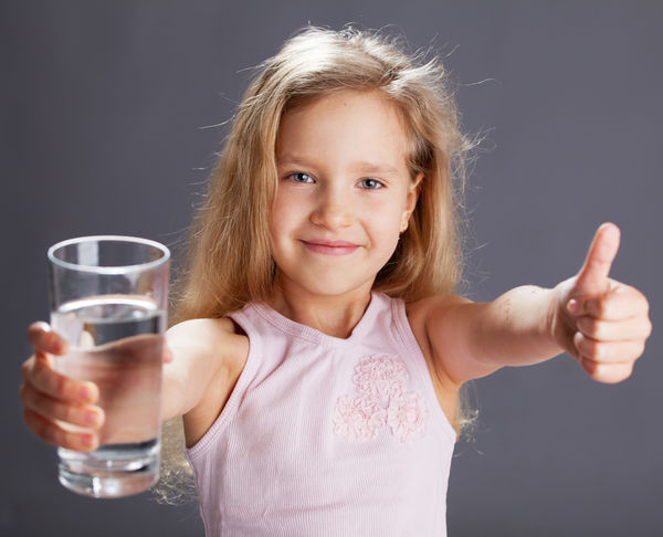 enfant avec un verre d'eau