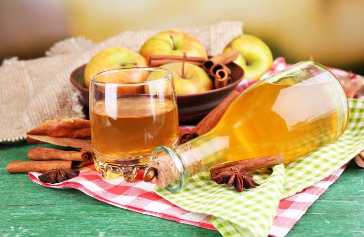 verre et bouteille de cidre