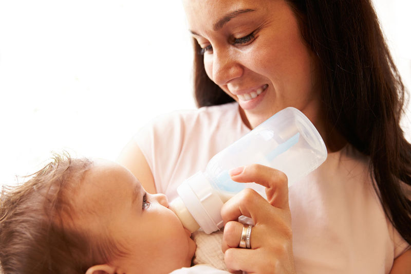 maman qui donne le biberon à son bébé