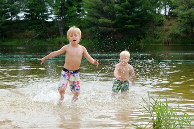 deux enfants qui se baignent