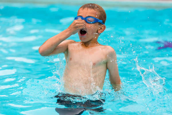 enfant se baignant
