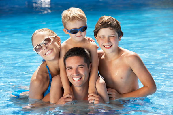 famille dans une piscine